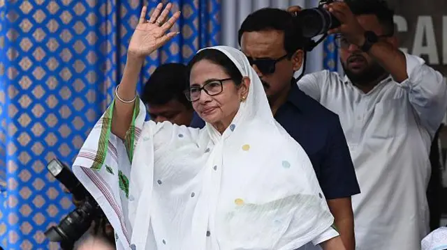 पश्चिम बंगाल में ममता बेनर्जी को बड़ा झटका,एक साथ 30 पार्षदो ने दिया TMC पार्टी से इस्तीफा, ममता बनर्जी का हुआ बुरा हाल।